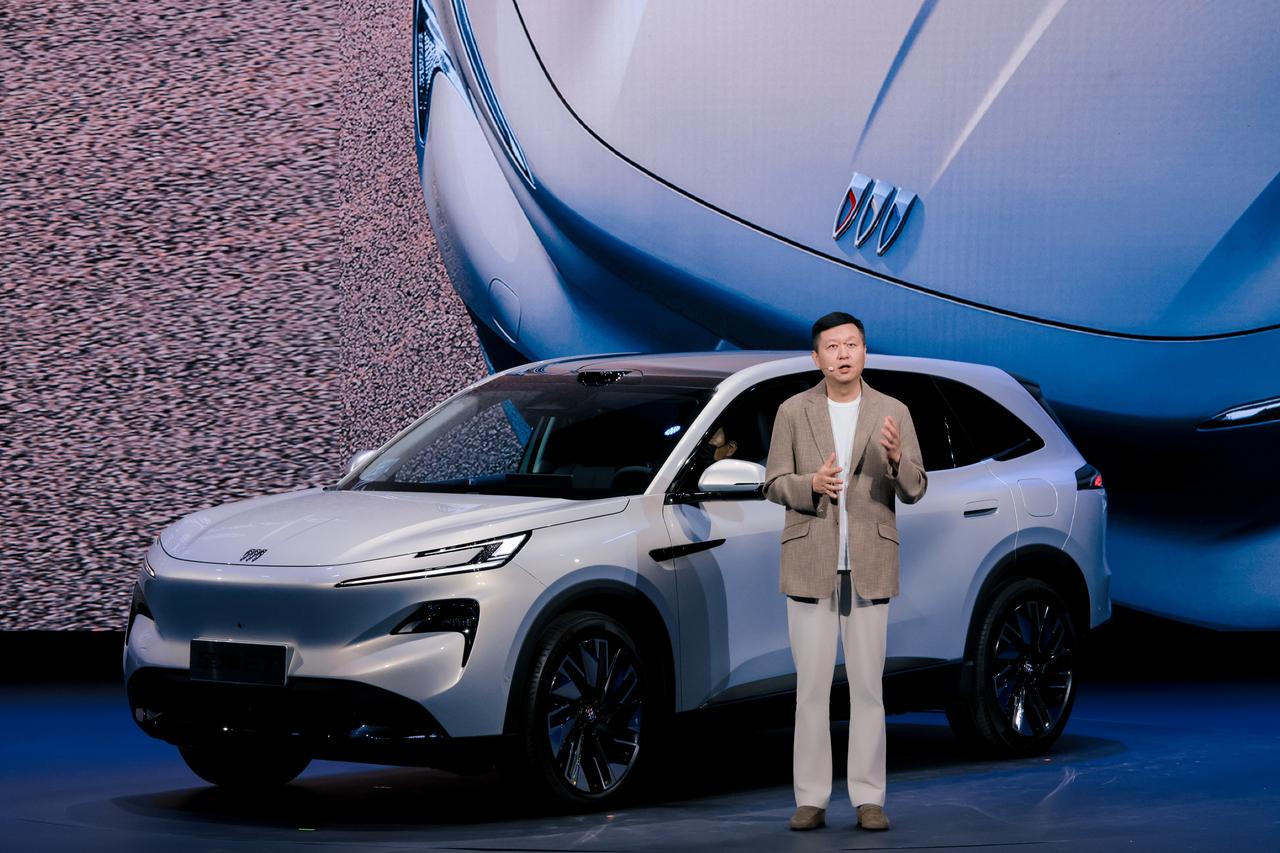 梅雨季开车的糟心事，别克至境E7全给化解了梅雨季的暴雨天接孩子放学，总能遇