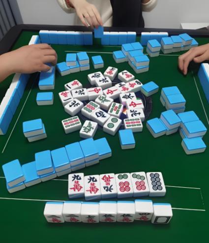 “不是谁死谁有理！”广东清远，一男子在棋牌室搓麻将时身体不适，出门后突发倒地猝死