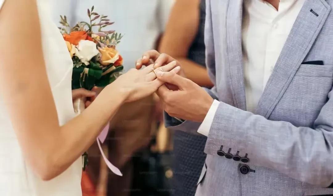 浙江台州，女子结婚时，男方掏空家底给女方父母18万聘礼。婚后，女子和丈夫生活困难