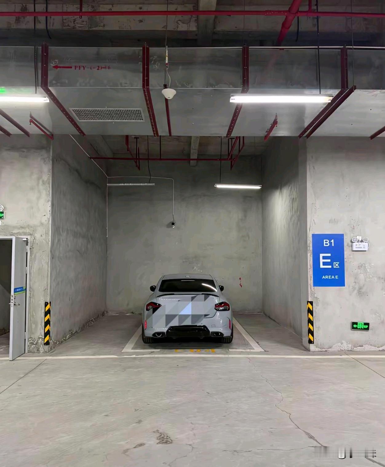 这车位开发商要求比其他车位加1000块钱，大家说值不值！