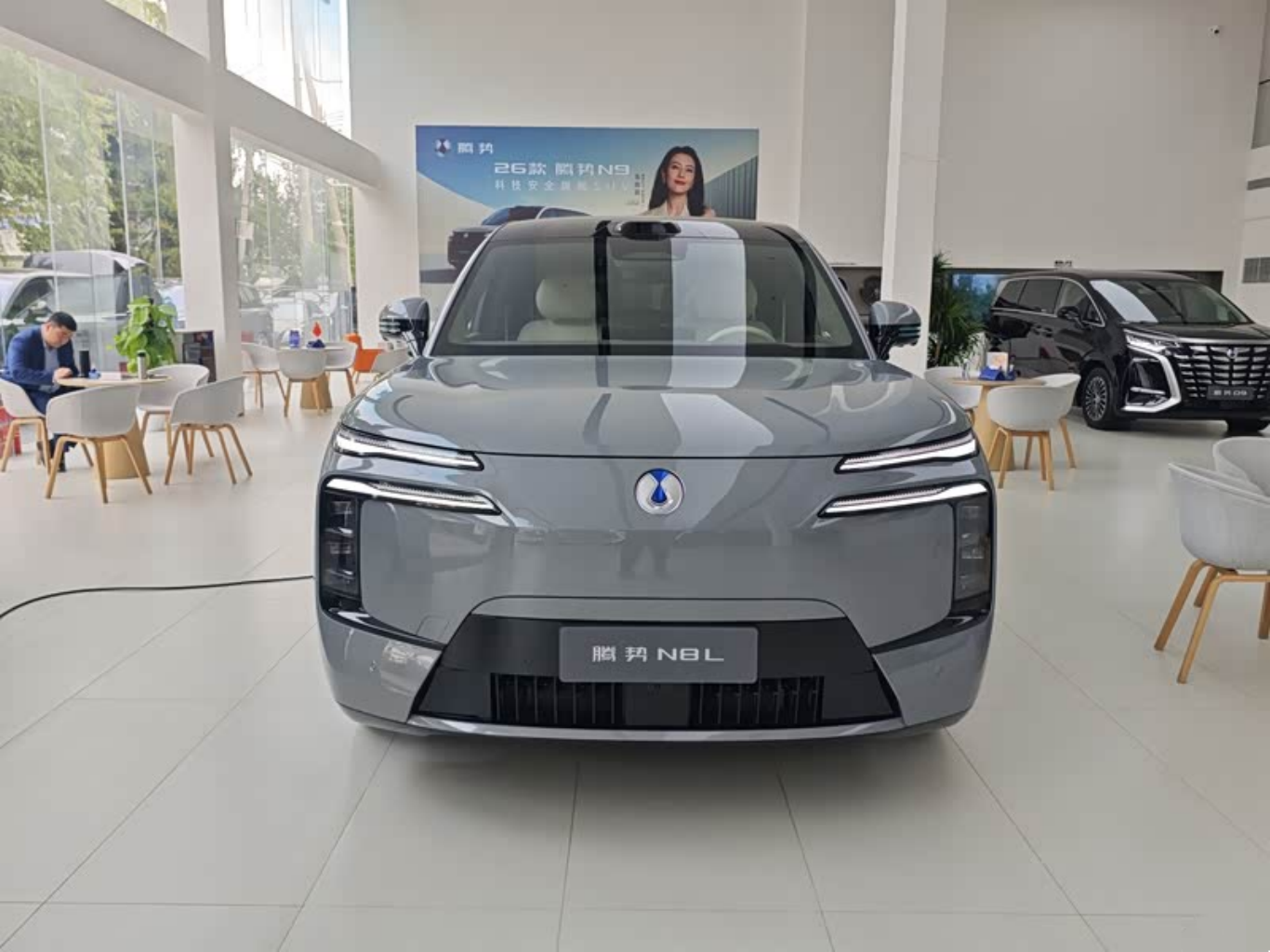 今天带着家人来看腾势N8L,实话说,这台车在很多方面都出乎了我的预料。首先,作