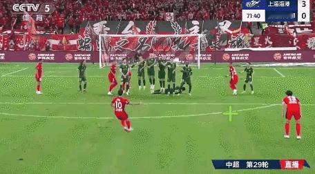 一场两个世界波，太漂亮啦！本轮五佳球有希望了，上港维塔尔在弧顶主罚任意球，一脚圆