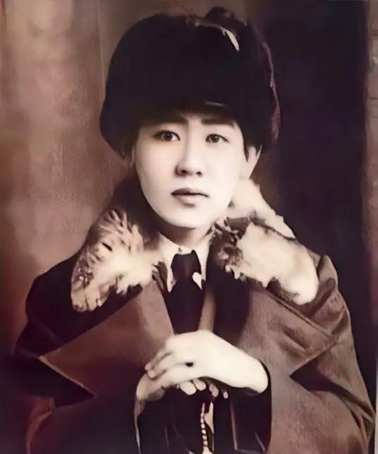 1945年，川岛芳子落入军统手里，任凭军统用尽各种刑罚，她都不开口，直到，戴笠拿
