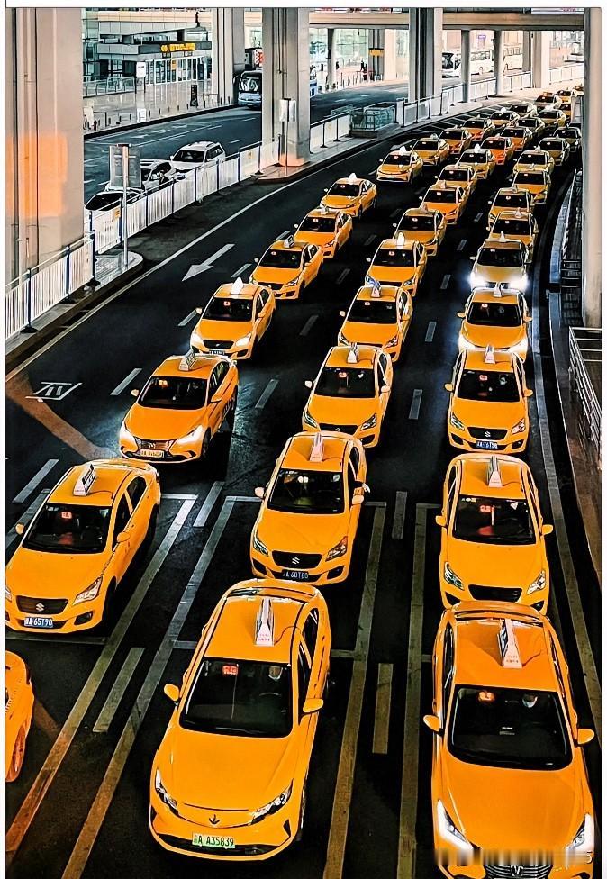 重庆内环高速路，如今夜晚已不见成群结队的大货车，这究竟是何原因呢？我每周都会