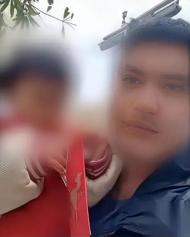 佛山2岁娃捡了个“大宝贝”不是玩具是条7万块的金项链！唐先生那天带女