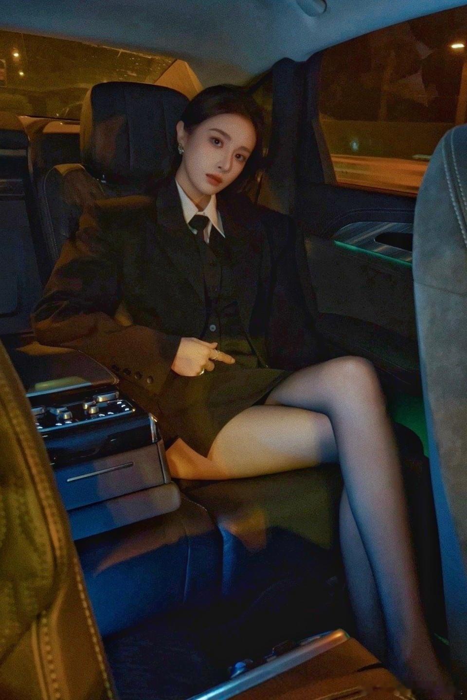 隆妮高智感90花隆妮（高启兰）这大长腿👠​​​