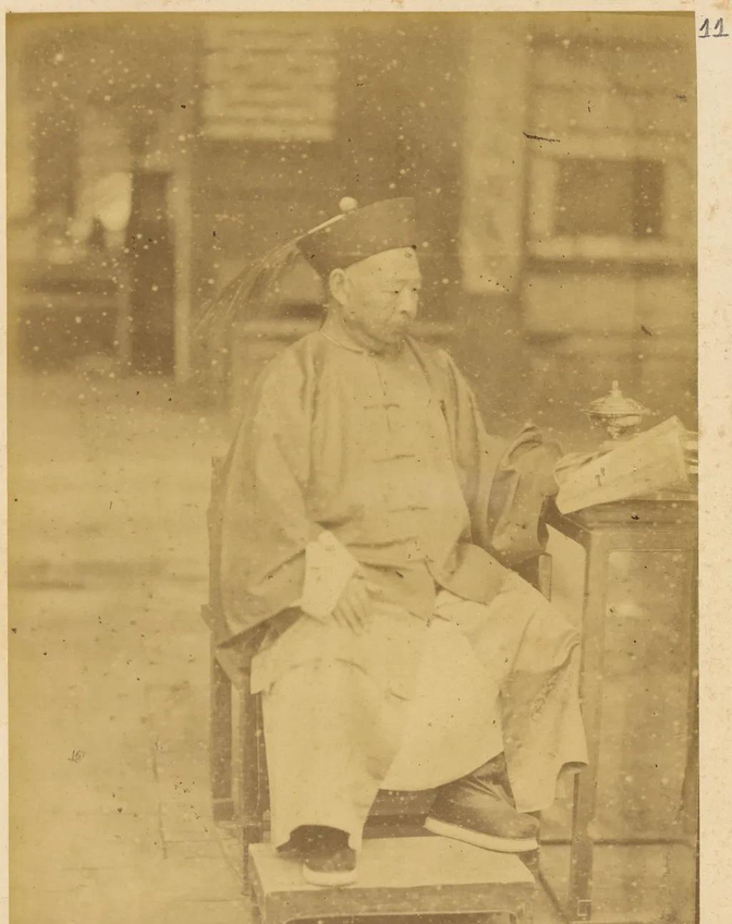 1875年，李鸿章上奏说：“中原国土这么大，新疆贫瘠就不要了！”左宗棠当即大声呵