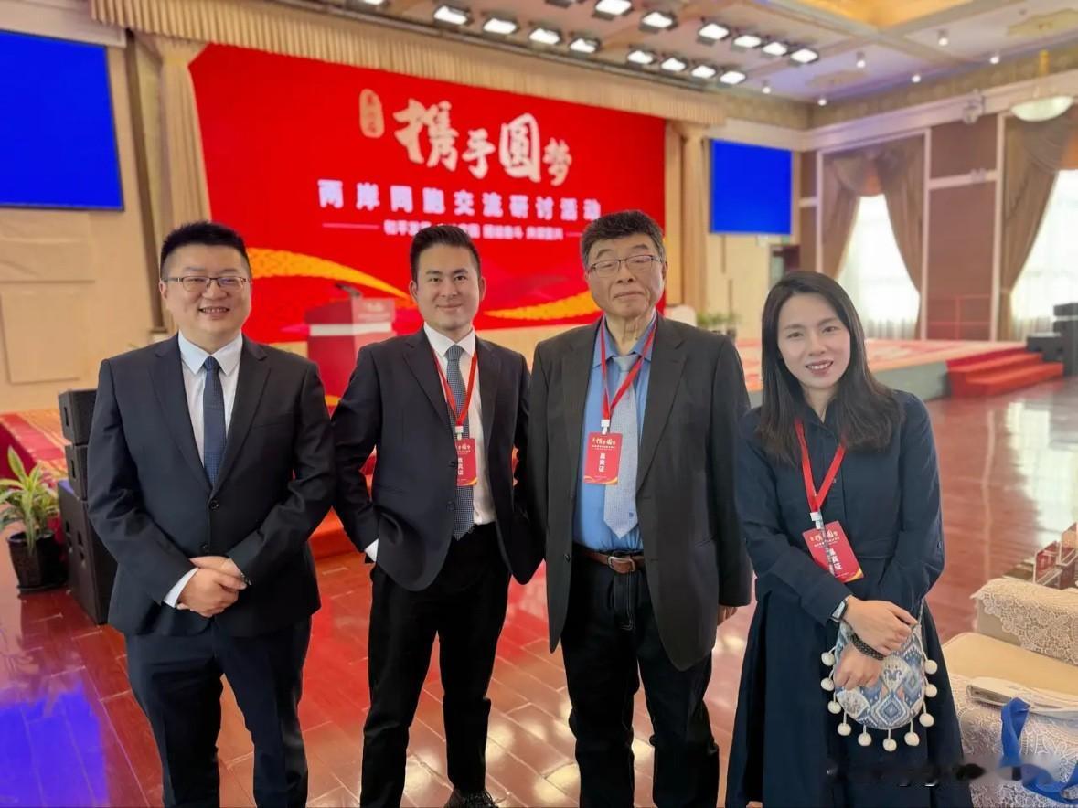 邱毅今（12日）在社媒发文表示，今天要由乌鲁木齐去伊犂，一路上同行者就关心两件事