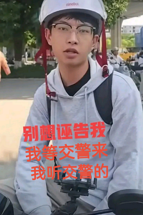 这大概是“女拳”第一次吃败仗吧？一个男生正等红绿灯，一个女生不看路逆行撞