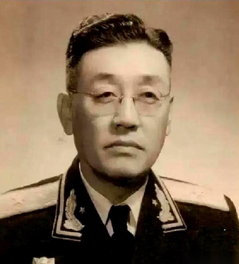 上将给少将敬礼。“啪”的一声，整个操场都静了。韩先楚，上将。贺晋年，刚领完证