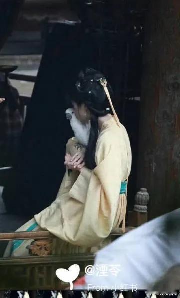 卢昱晓逗鹦鹉路透真是两个萌物！这个噜噜晓和所有小动物都能成为好朋友