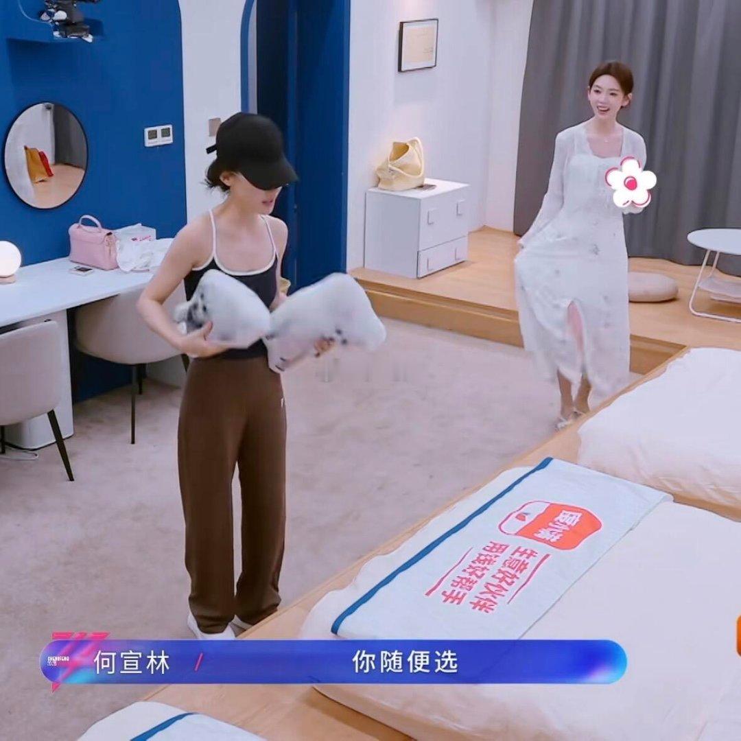 陈瑶何宣林一人吃了一只鸡陈瑶何宣林饭量两个宝太可爱了！洗完澡还能爬起来吃鸡，这