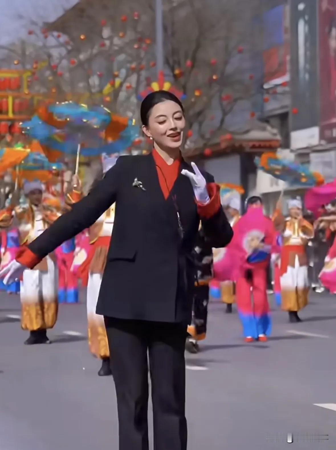 资本的嗅觉，真的太灵了。陕北米脂那位跳秧歌的姑娘高梦瑶，刚火没几天，不少人心里