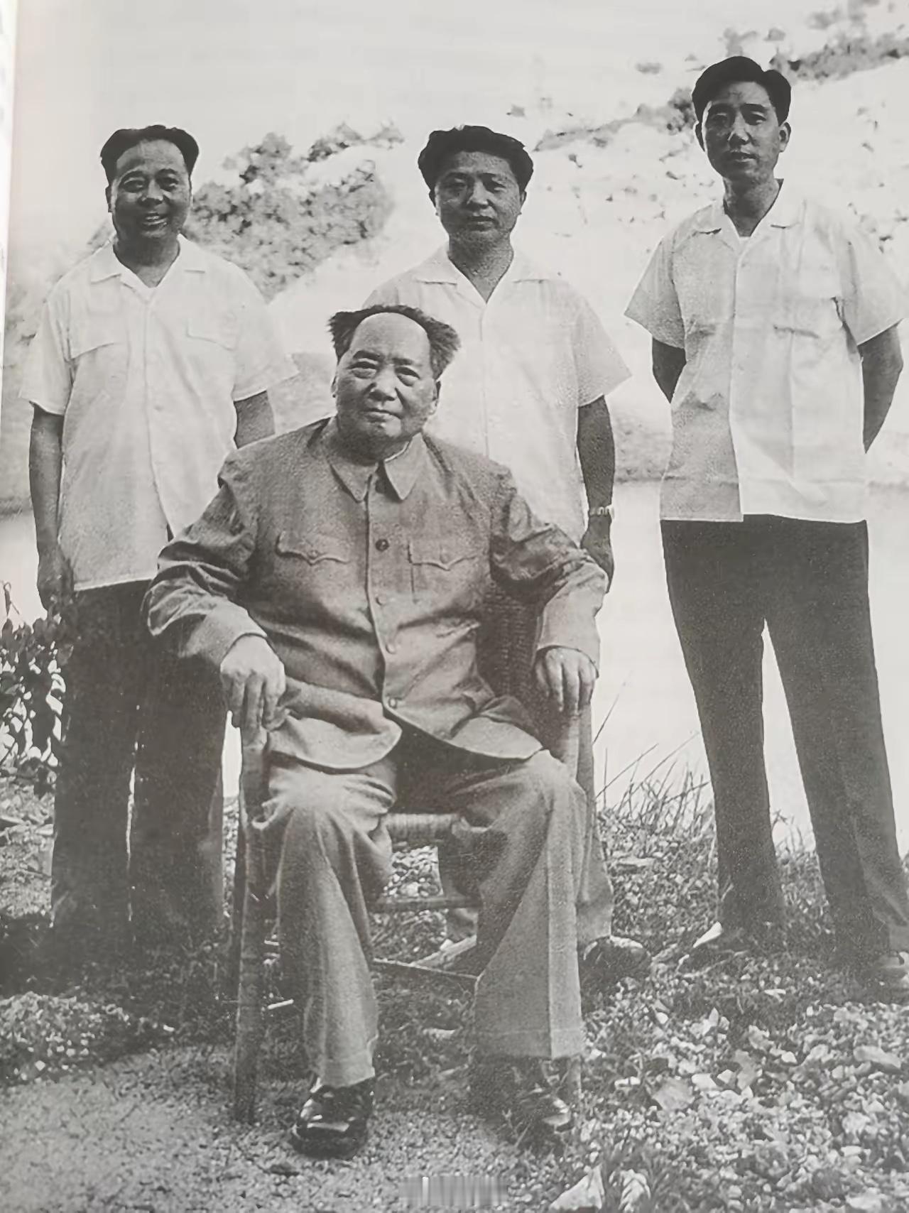 怀念毛主席，珍惜老照片。1966年6月21日，毛主席在湖南韶山老家滴水洞留影。身