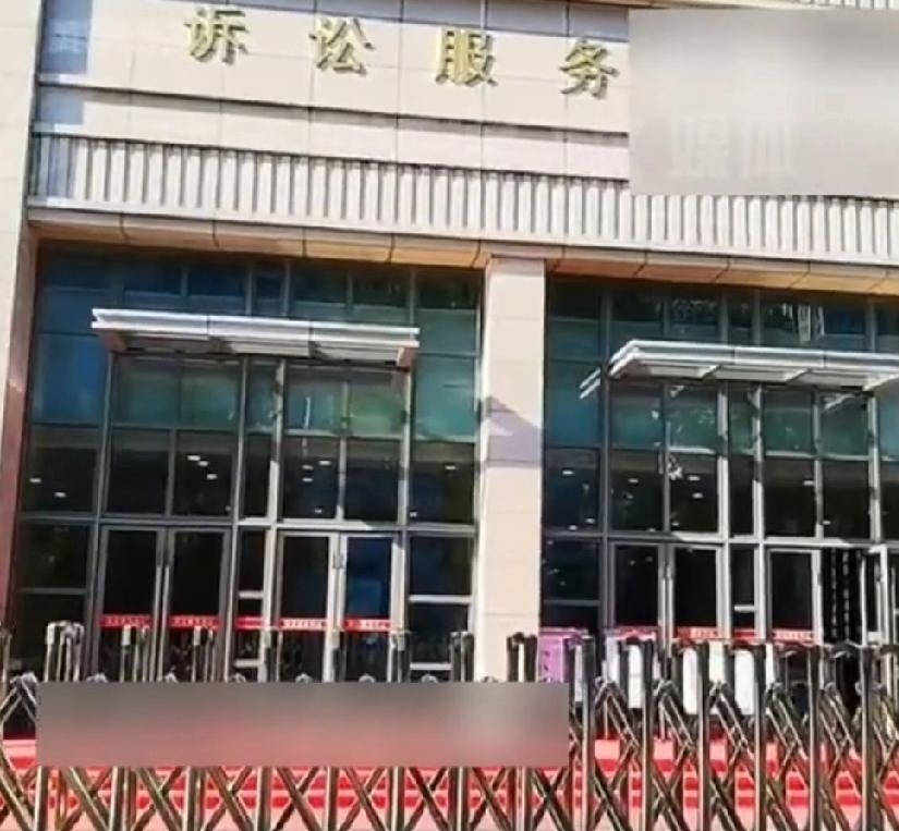 酒店无辜卷入三角债重庆一男子携八旬母亲和10岁孩子入住酒店4个多月欠下近5千元