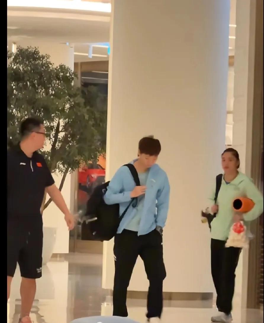 王曼昱多哈训练日常王曼昱、徐奕和体能教练孙奇结束多哈晚训归来。才到多哈不久