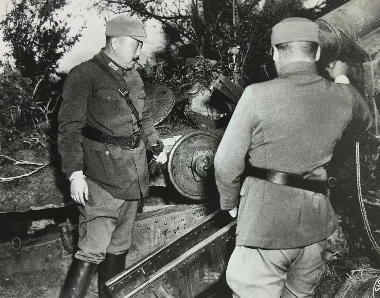 当年卫立煌查看调试大炮，正值滇西对日寇反攻的火力筹备阶段。1944年6月4日，为