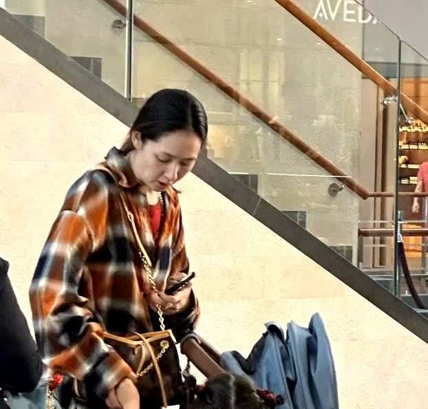 感觉郭碧婷有两个孩子傍身，已经躺平了，很少拍戏，也不注重女明星形象了，和向家人吃