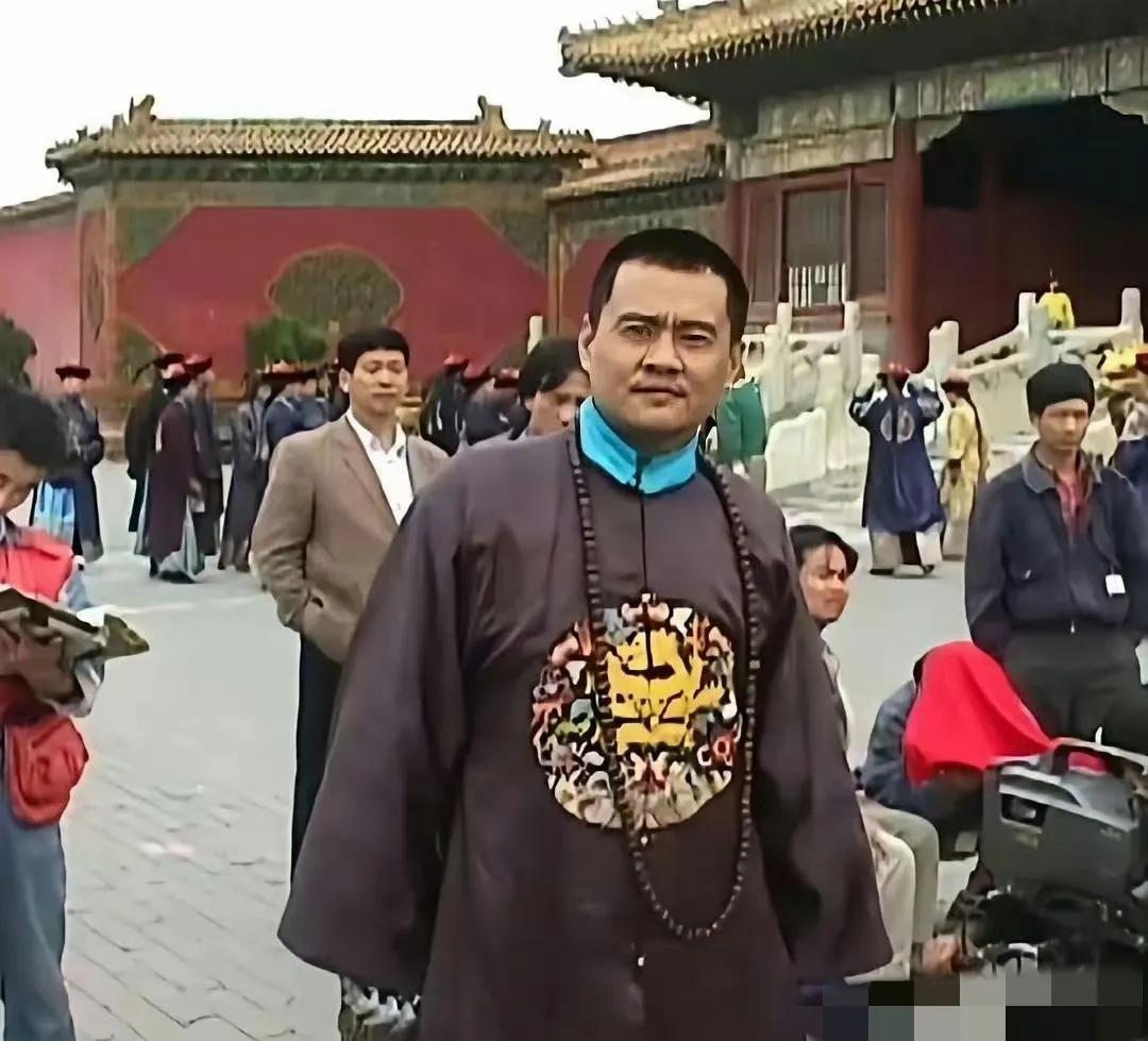 1997年，电视剧《雍正王朝》的片场照，镜头中是扮演“皇十三”的王辉，他的演技出