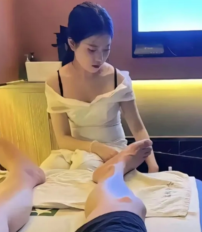 我同学和一个女技师睡了，还给她转520和1314被我发现了，他说喝多了那个女的?