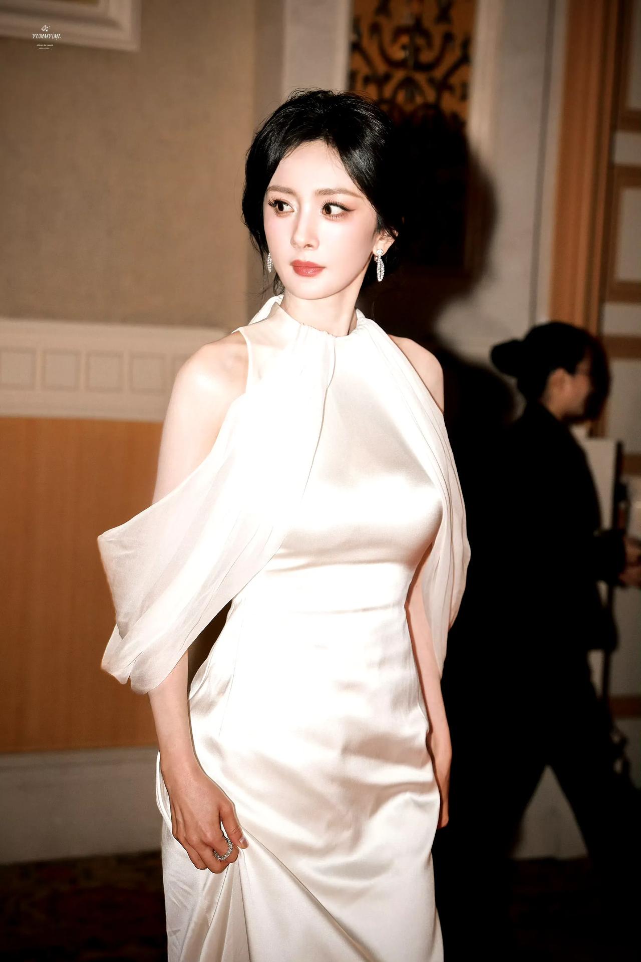 杨幂的身材真的很好，又高又瘦还有曲线，女明星当中最喜欢的就是杨幂的身材，天生的衣