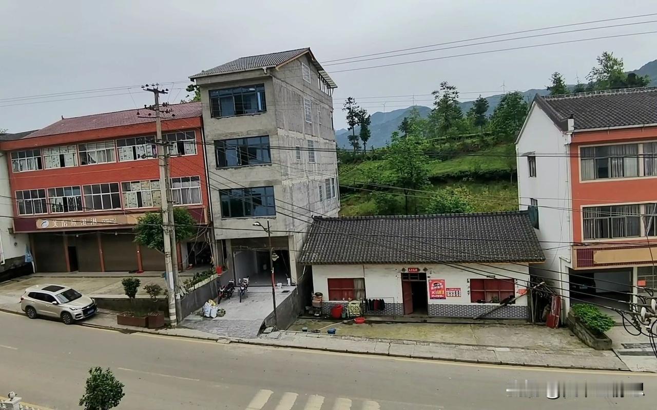 欺负老实人的下场”！湖北襄阳，一6旬老汉把宅基地以26万的价格卖给一外乡男子，谁
