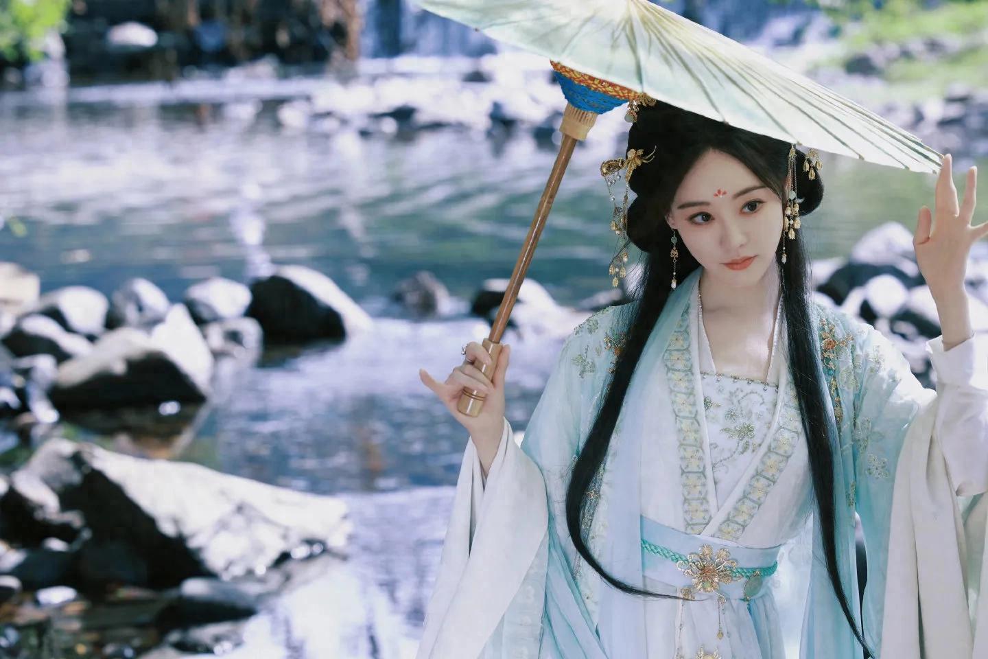 祝绪丹古风穿搭美拍，灵动迷人