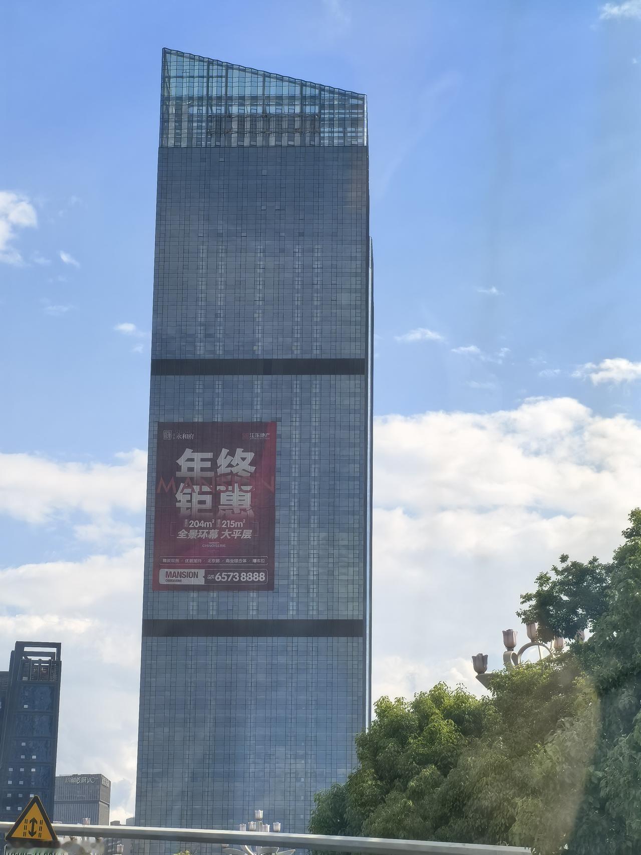 在昆明人的心中，从去年上半年开始这两幢北京路上的江东集团的收官之作就完工了的。