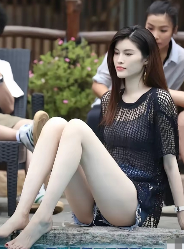 我朋友是做模特工作的，见过何穗她悄悄的跟我说何穗并不是大家想象的那个样子