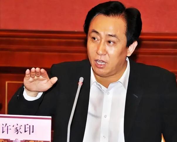2014年，许家印敲定要做恒大冰泉，给团队定下了年度销售目标，强调这个项目“只许