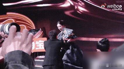 别再吹沈腾是啥“人品天花板”了，你真以为他百米冲刺，是突发善心？六年前，人家