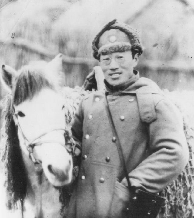 1942年，蒋介石本想秘密处决万毅，却被万毅觉察到，于是，就趁守卫不备逃了出来，