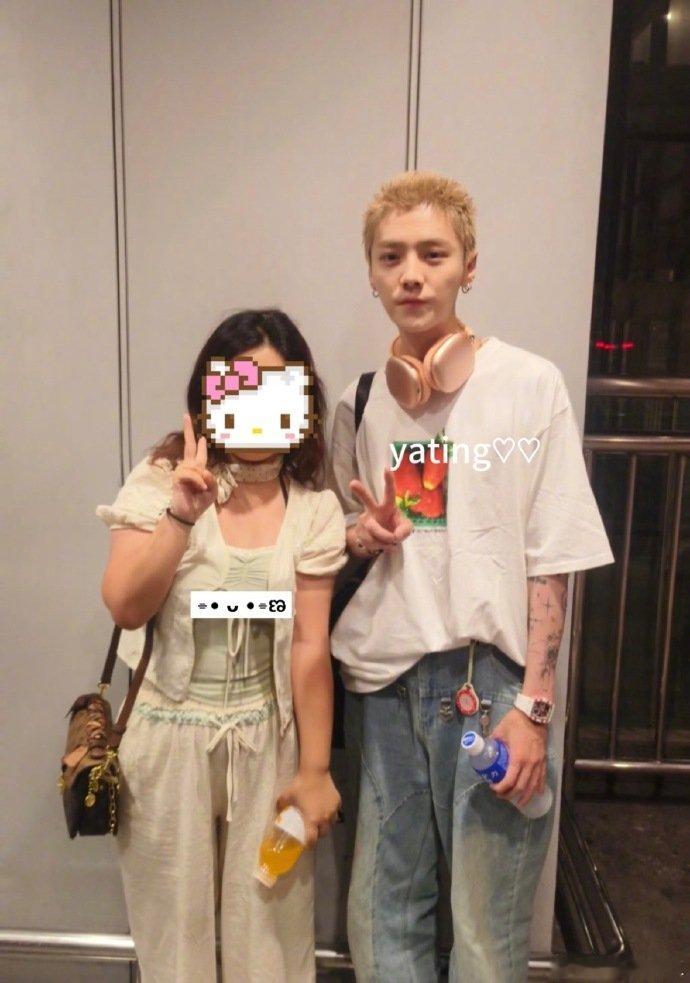 鹿晗说记得帮我p下照鹿晗总一个人出门羡慕偶遇鹿晗的网友！鹿晗还开玩笑让帮忙p图