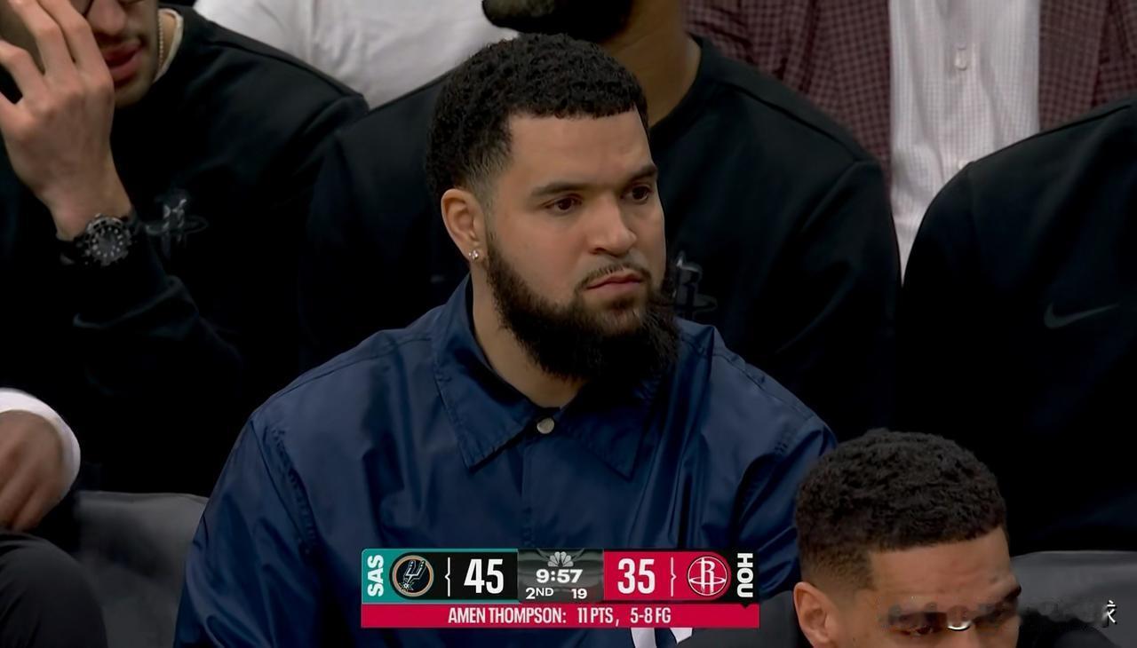 火箭超级控卫范弗里特真是忧心忡忡！在今天火箭主场迎战马刺的比赛中，当时比赛进行到