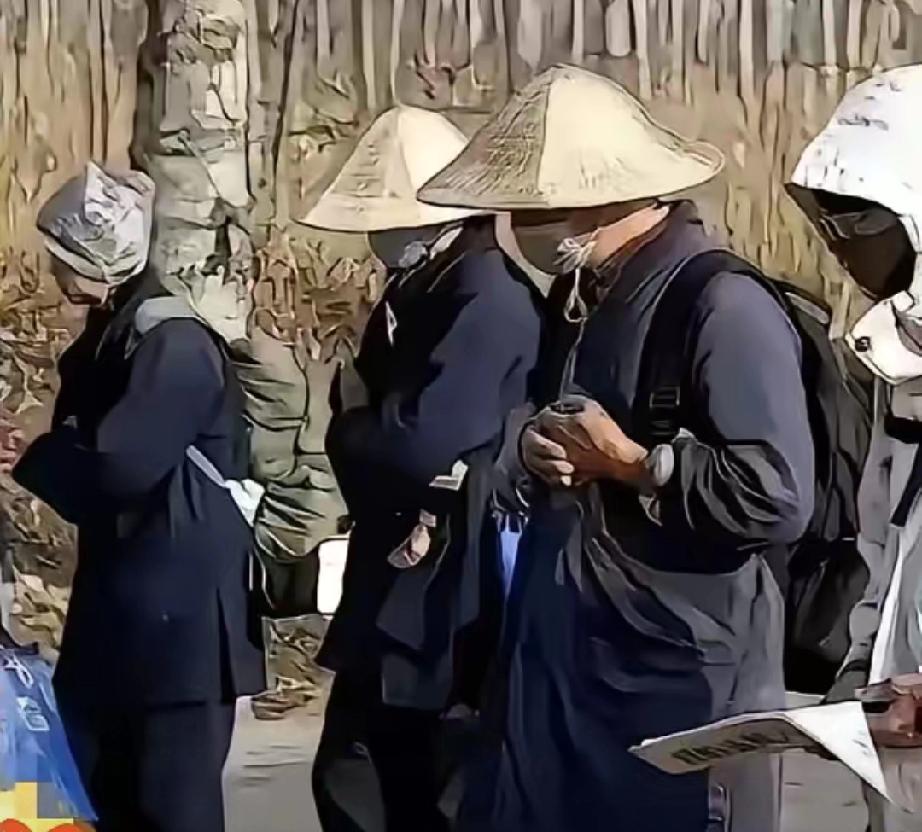 最近这封山封庙的事闹得挺大，我朋友圈里好几个驴友都在抱怨，说这大好的春色，怎