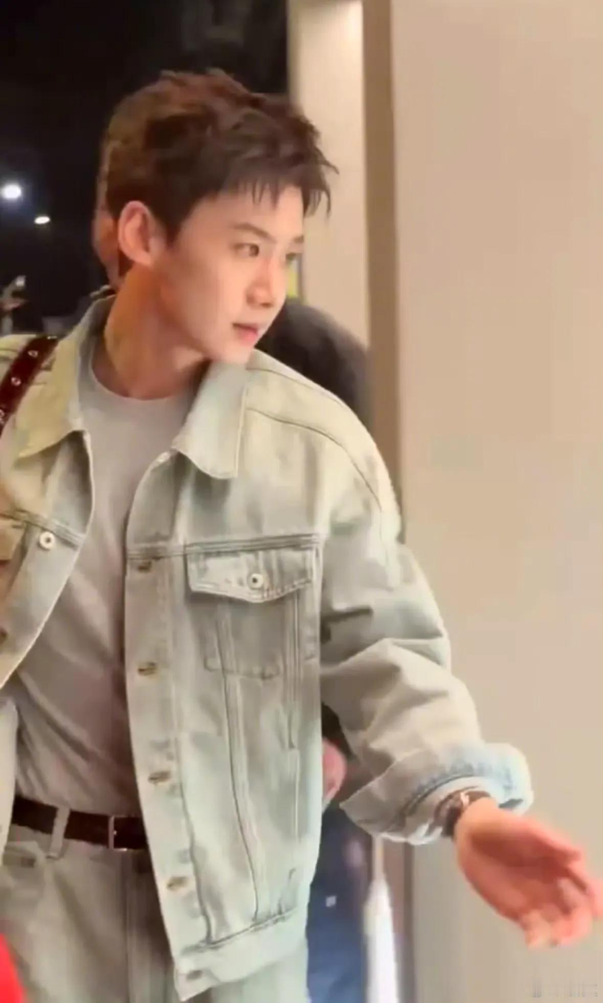 救命！最近全上海都在偶遇白敬亭，我这个非上海党狠狠酸了！怎么大街上随便溜达一圈，