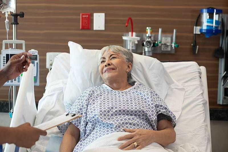 人老了有个老伴太重要了。昨天去看望了一个住院的老同事，她66岁，做了一个手术