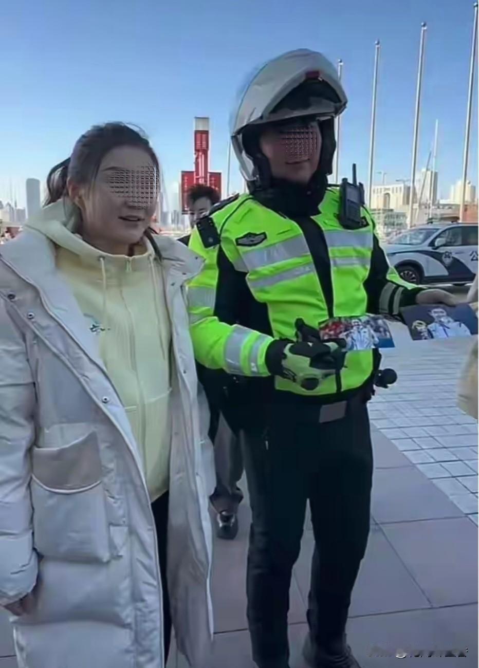 交警一句“离我远点”藏玄机！女子打车半小时无果，走远点便…逛完街等半小