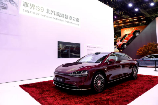 极狐销量高速增长享界站稳高端市场北汽蓝谷迈入快速发展通道