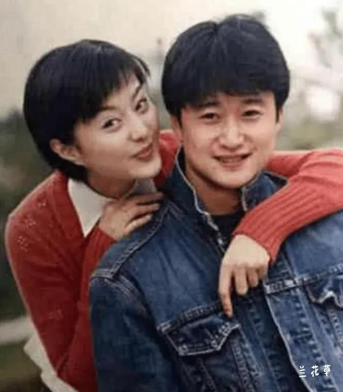 吴京，吴京？图一是年轻时候的吴京，图二也是吴京吗？还是和吴京长得像的人？我不