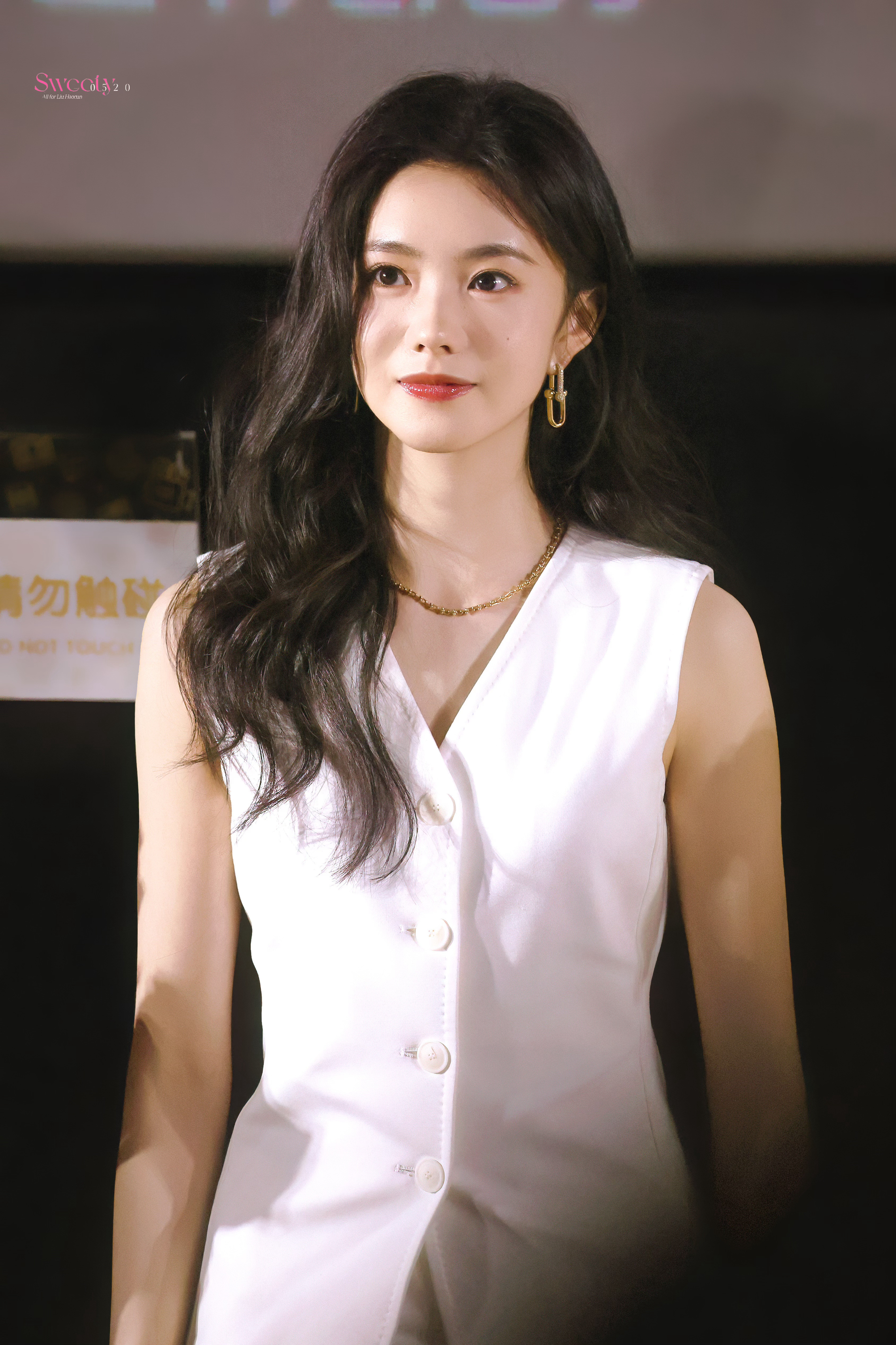 刘浩存长发漫过肩，气质里裹着沉静的温柔。