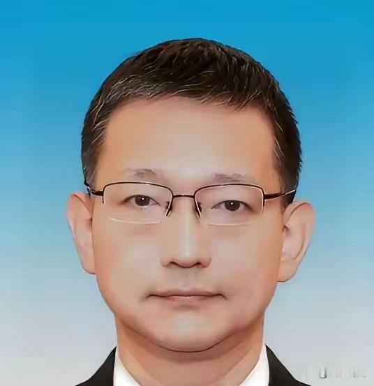 傅作义将军的孙子傅川，活成了“不靠祖辈光环，凭自己站稳脚跟”的典范！1973年2