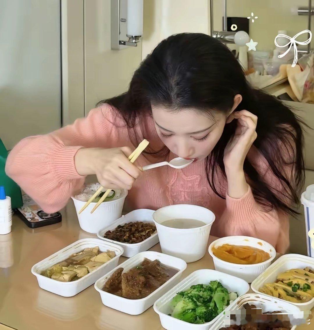 不要质疑王楚然的饭量这么多菜，她可能真的吃得完要知道，她可是有172的身高，大高