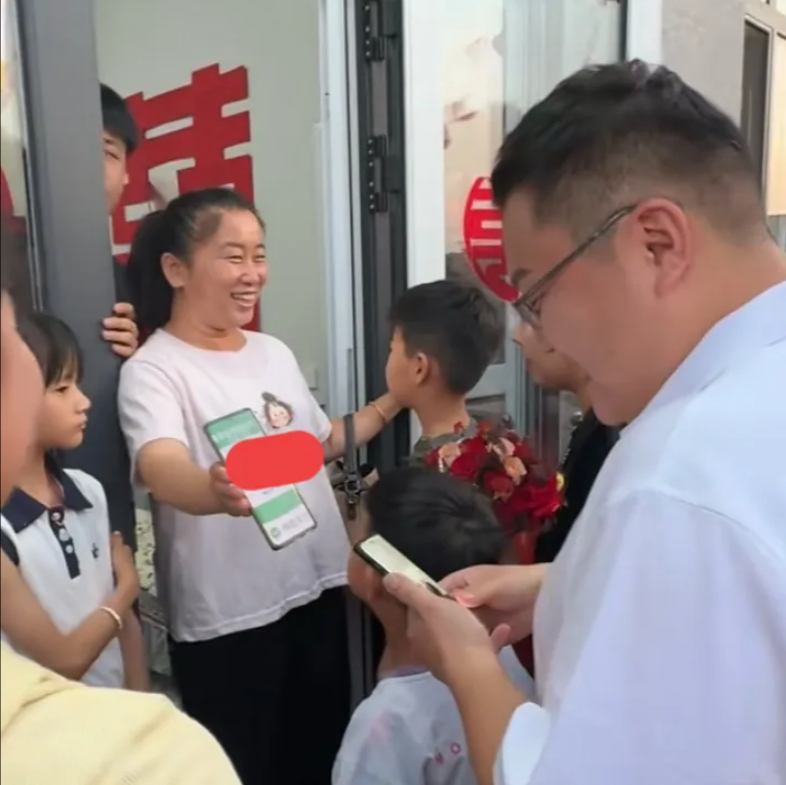嘿，后续来喽。娘家人堵门堵了一个小时呢，红包都发完了，新郎没办法，自己一个人扫了