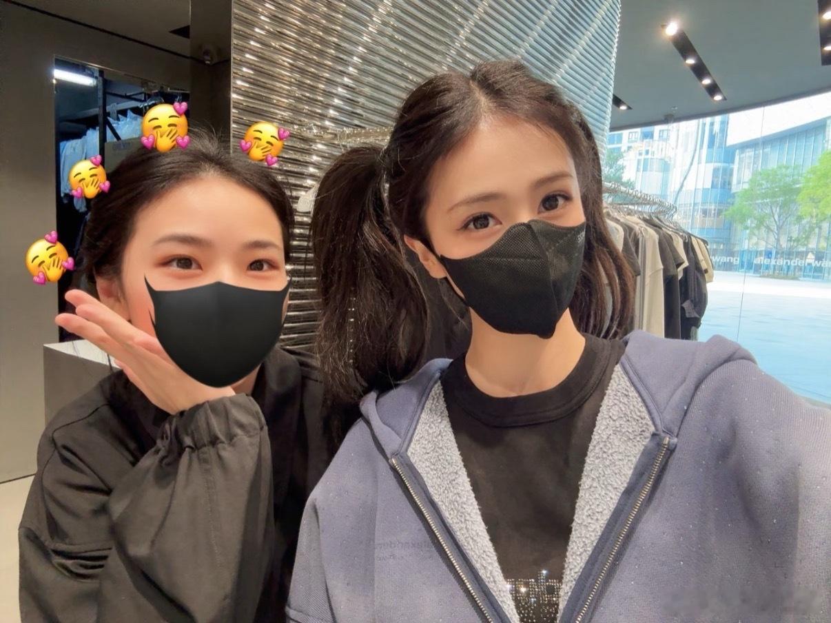 白鹿街被上班的店员小姐姐偶遇还拍了合照！上班偶遇白鹿白鹿和店员合照