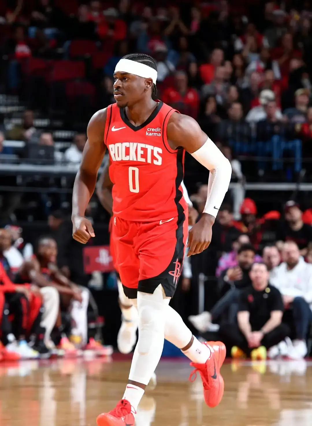 火箭霍勒迪最近表现出奇的亮眼，如果不是身高太矮的话，相信他就是火箭需要的控卫人选