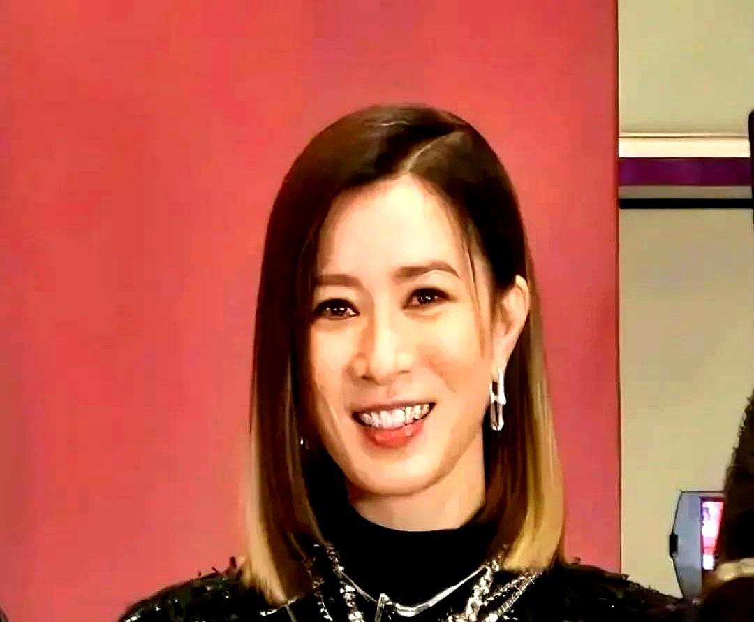 佘诗曼50岁，把遗嘱摊在台面上：2亿身家，妈先拿一半，兄弟平分剩下的。没老公、没