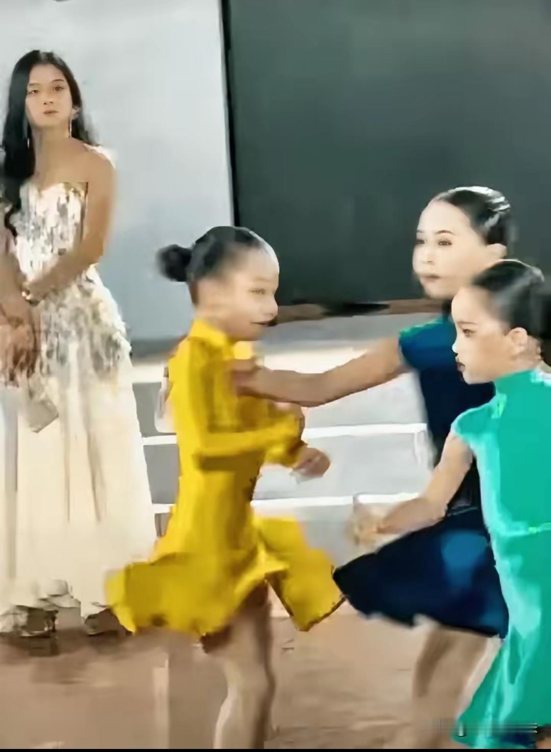 深圳拉丁舞大赛中，黄裙子女孩正在投入舞蹈，蓝裙子女孩却从旁边冲出来，使劲推搡了黄
