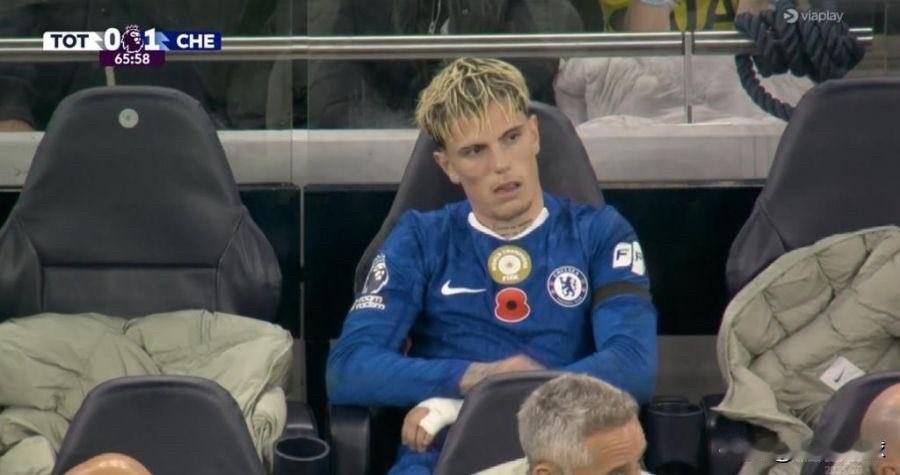 今年夏天，加纳乔的经纪人曾向罗马诺等记者放话，称球员非切尔西不去，甚至不惜坐半年