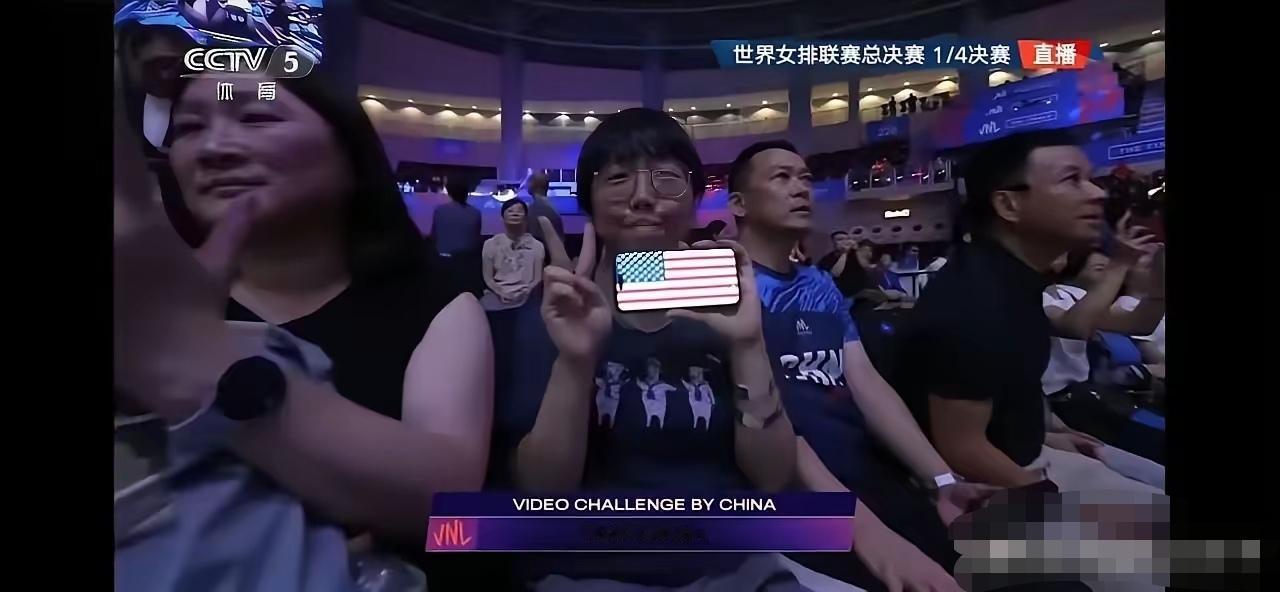 人家用手机屏幕举着美国和意大利的国旗，很正常的。这两个人长相如此的“特殊”，一看